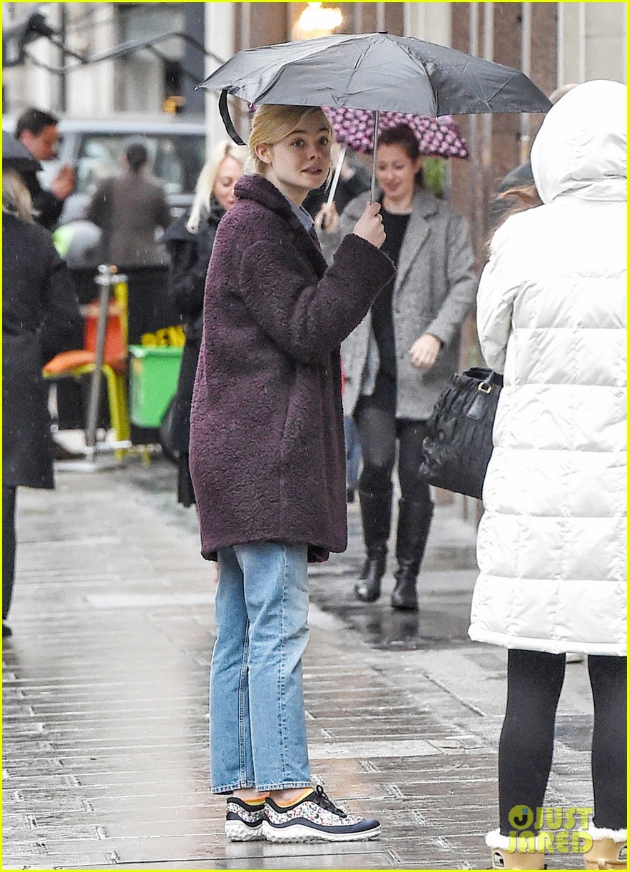 elle fanning steps out in rainy nyc 01