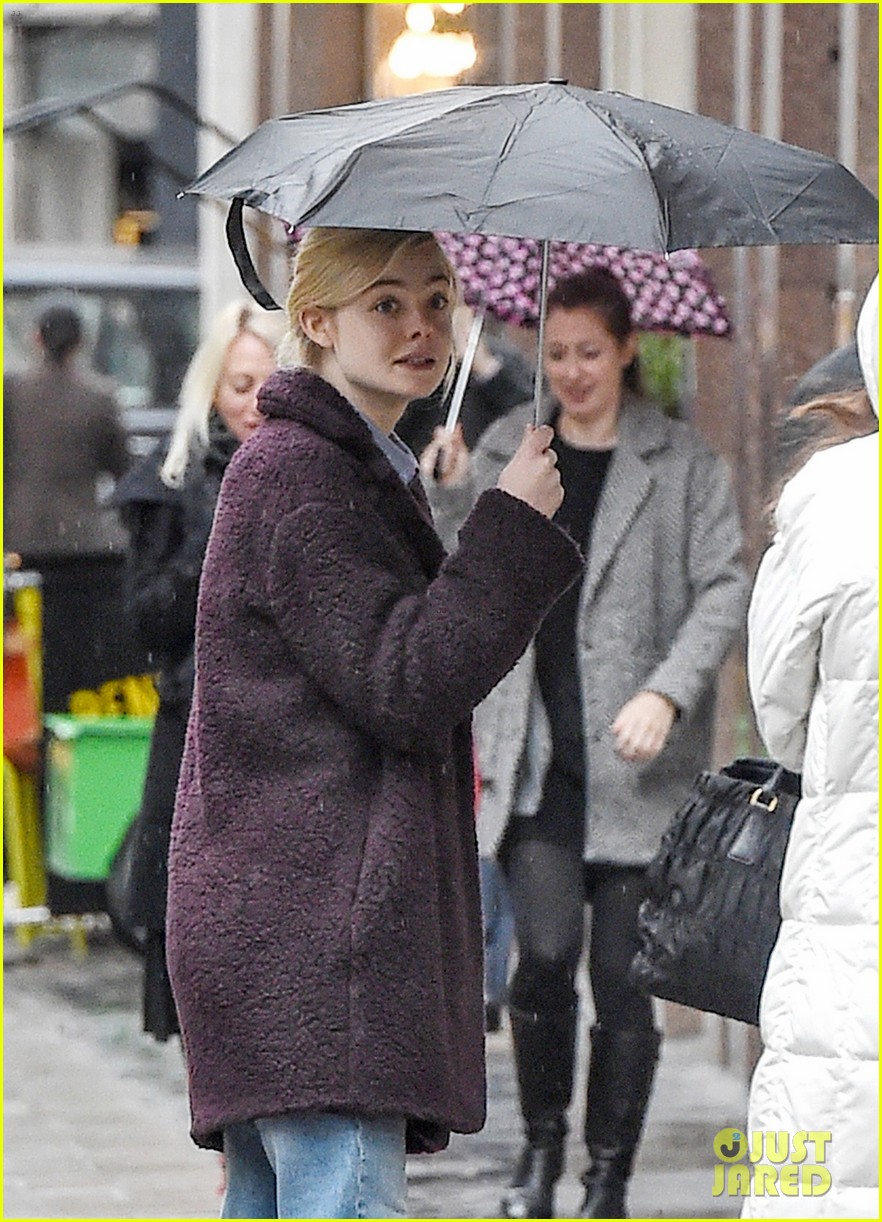 elle fanning steps out in rainy nyc 03