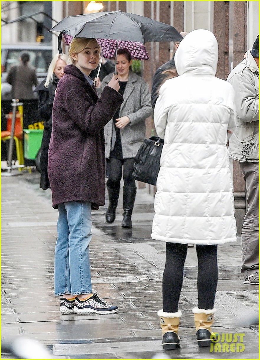elle fanning steps out in rainy nyc 04