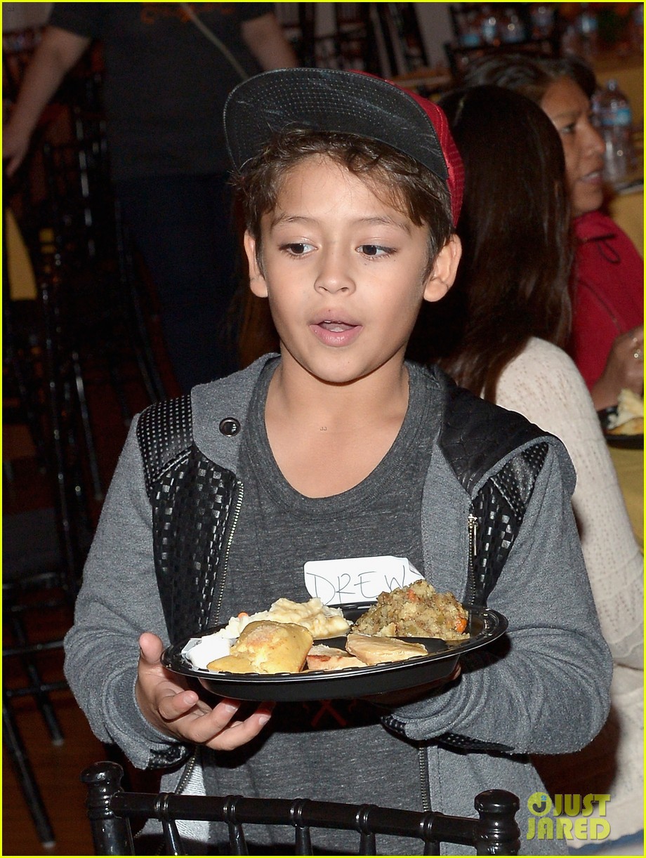 jailen bates attends charity event with nick stars 13