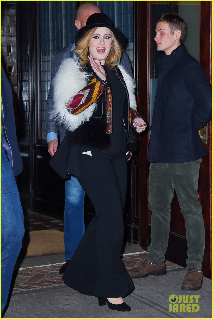 jennifer lawrence adele dine with the hunger games guys 08