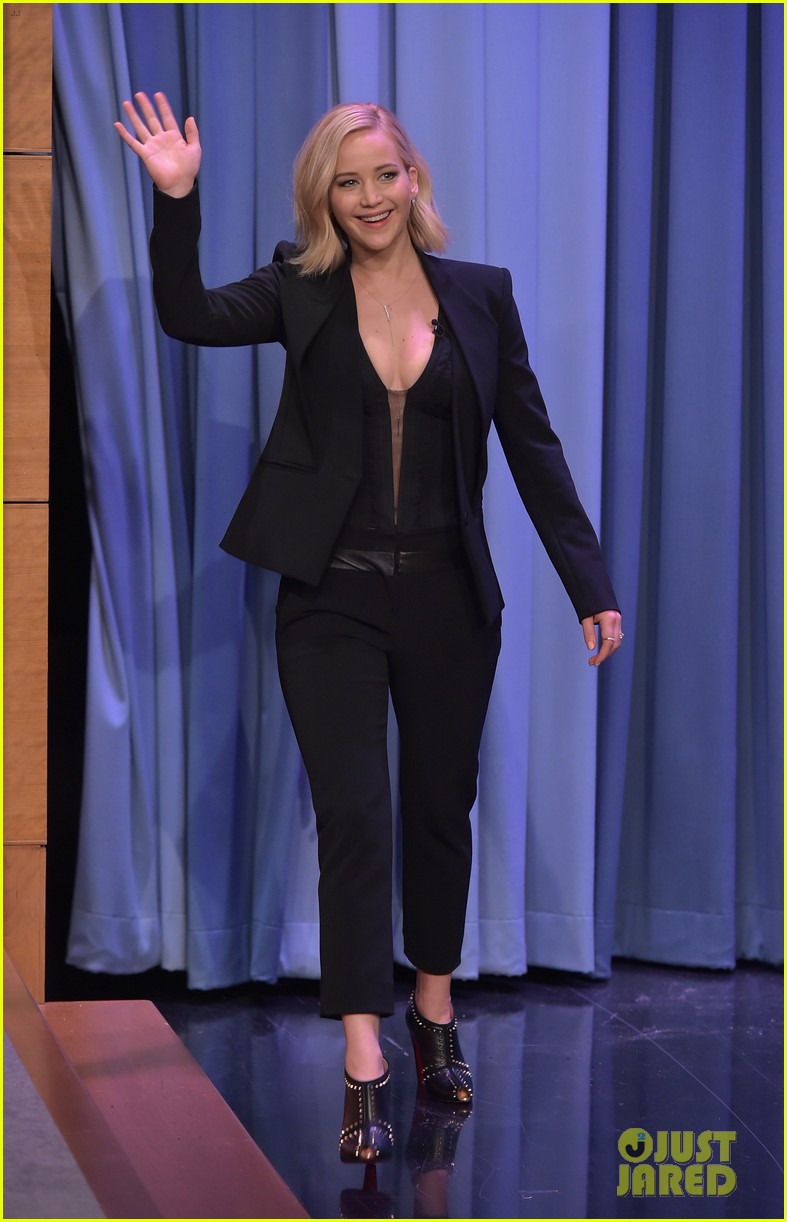 jennifer lawrence wore the craziest outfit ever on fallon 05