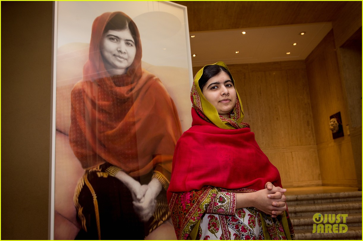 malala yousafzai unveils official portrait 01