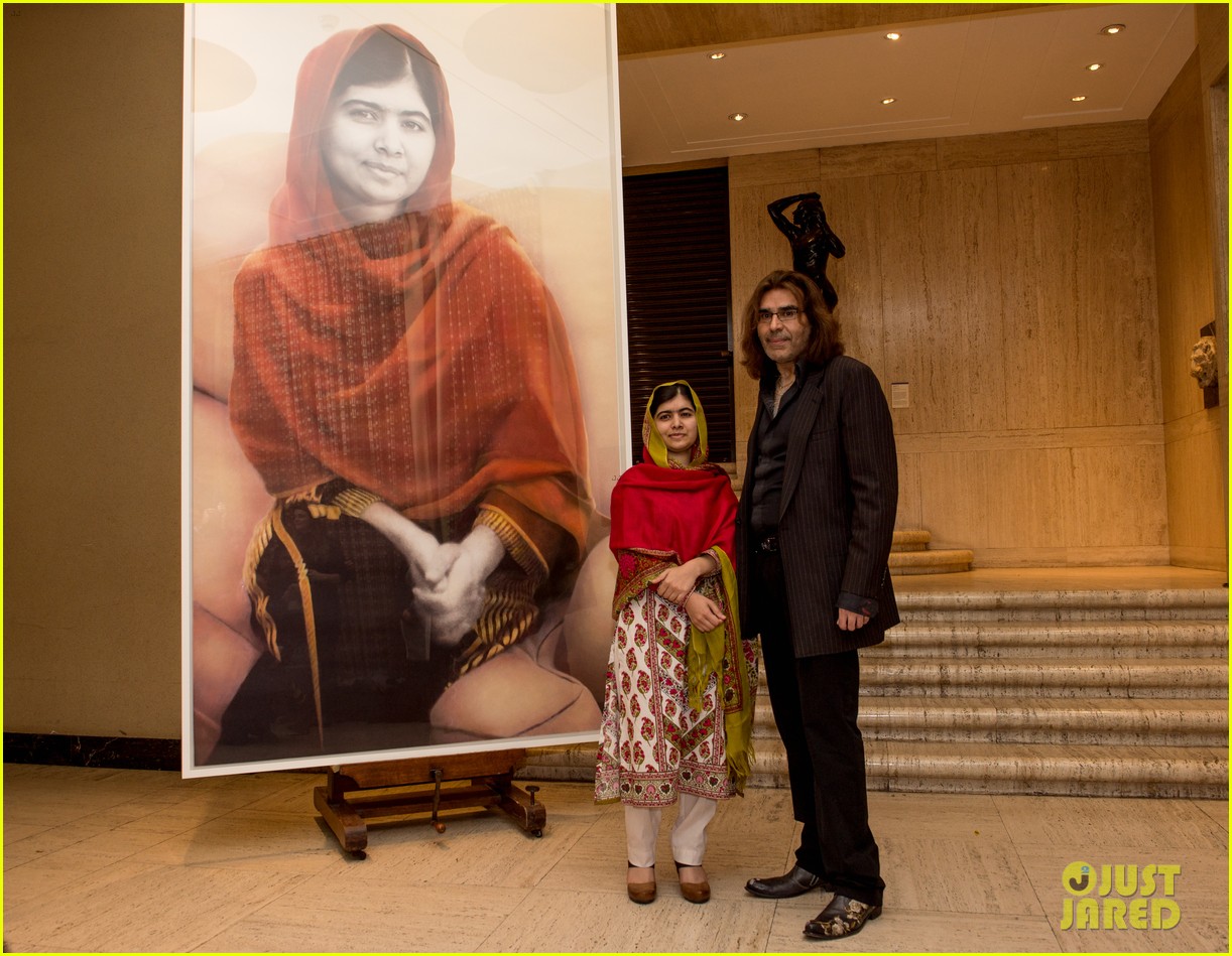 malala yousafzai unveils official portrait 04