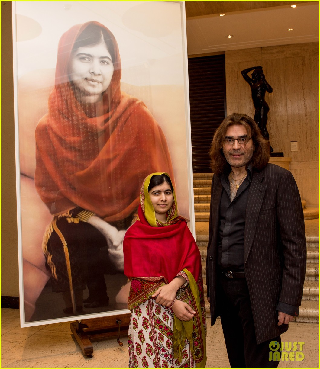 malala yousafzai unveils official portrait 05