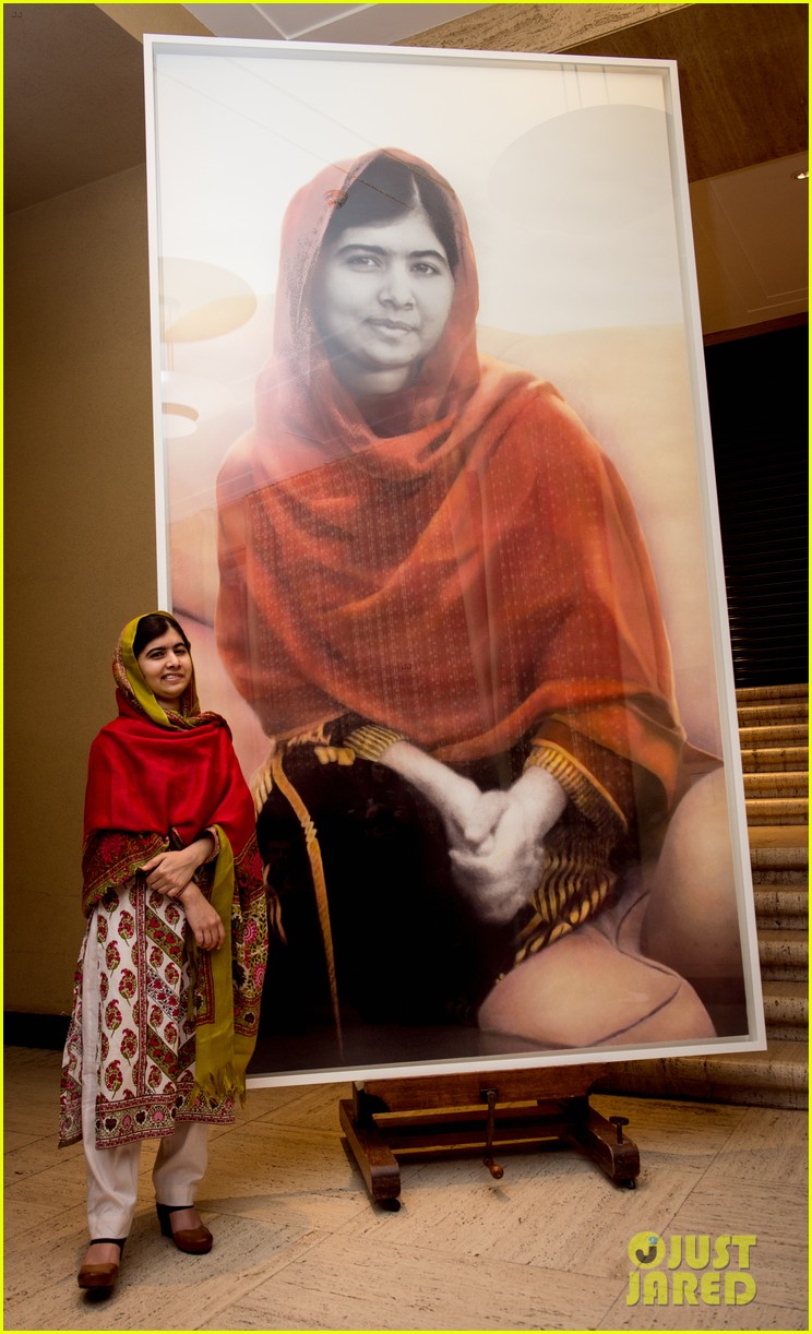 malala yousafzai unveils official portrait 06