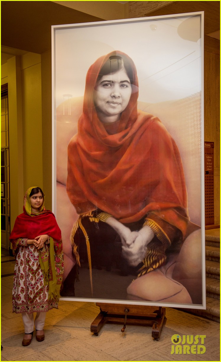 malala yousafzai unveils official portrait 07