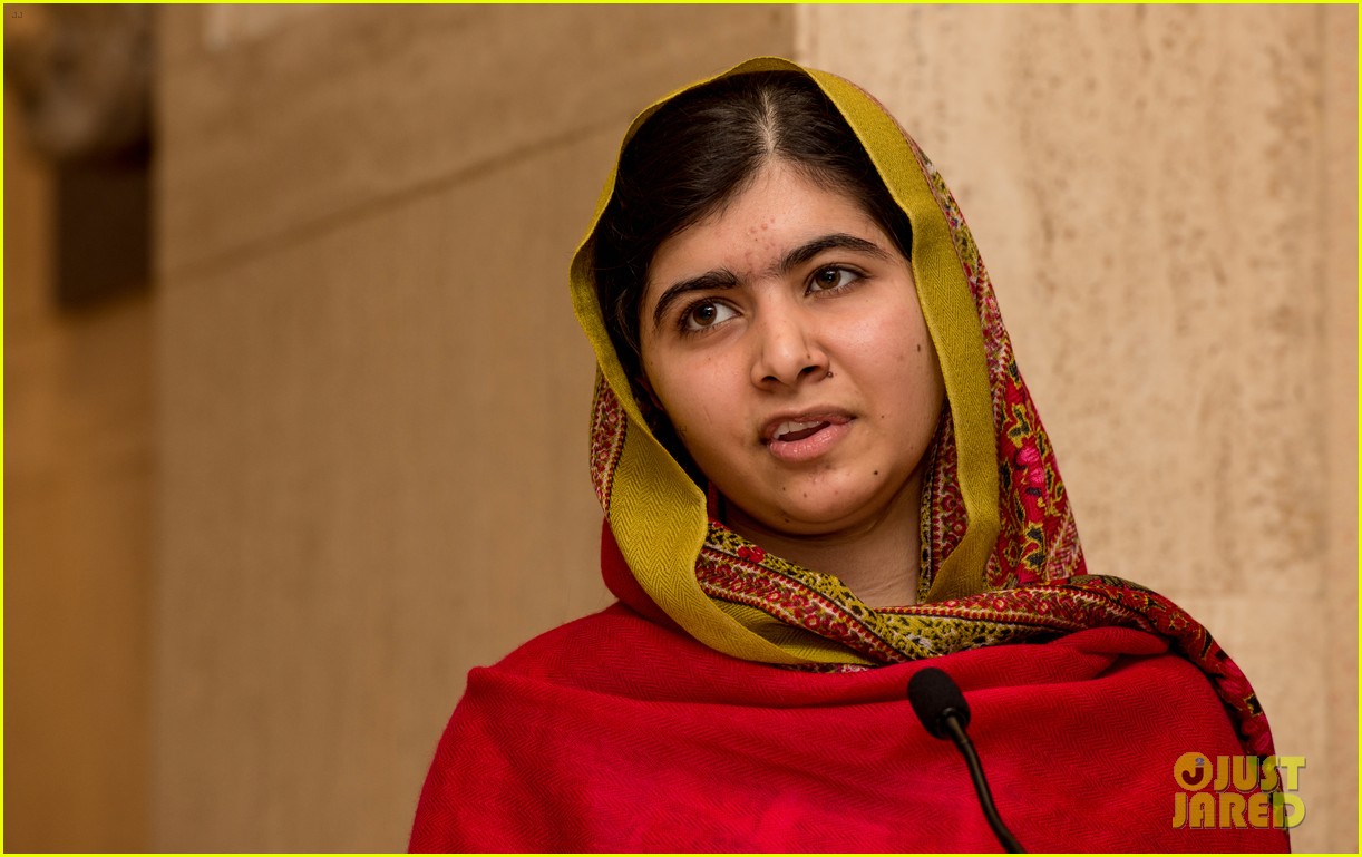 malala yousafzai unveils official portrait 08