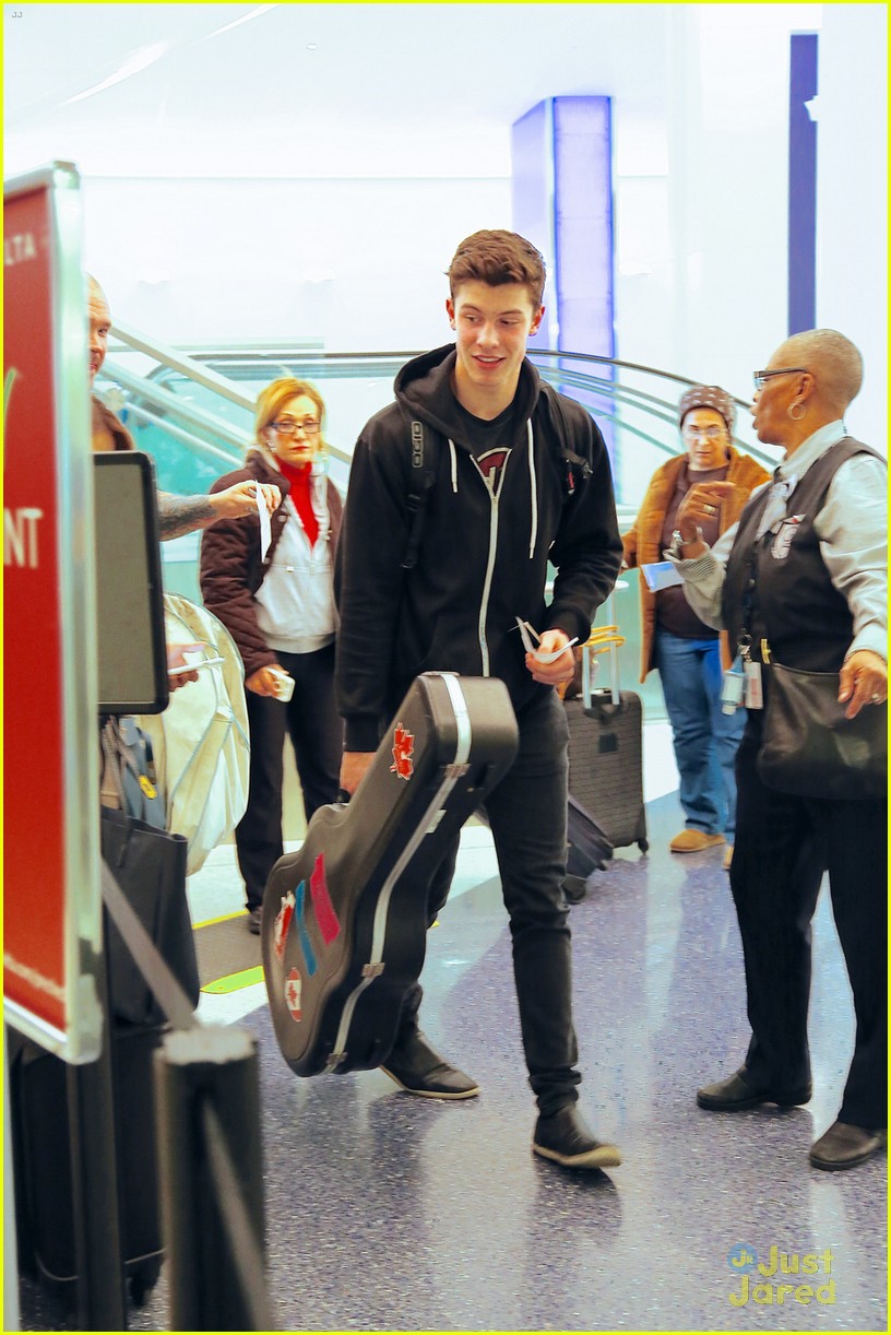shawn mendes jets out of lax ahead of parade 01