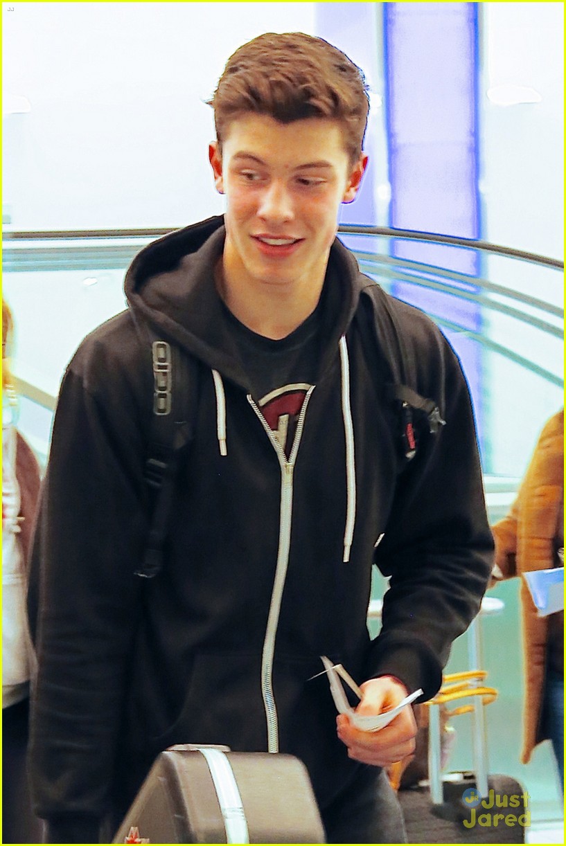 shawn mendes jets out of lax ahead of parade 03