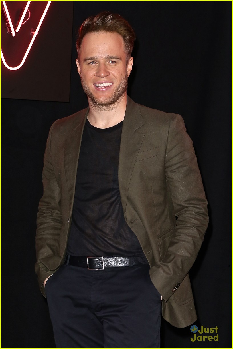 olly murs smirks while posing with special edition cd 01