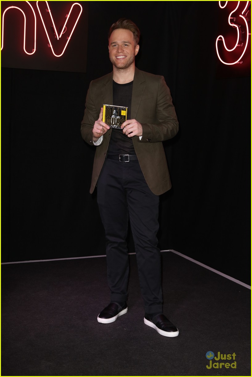 olly murs smirks while posing with special edition cd 08