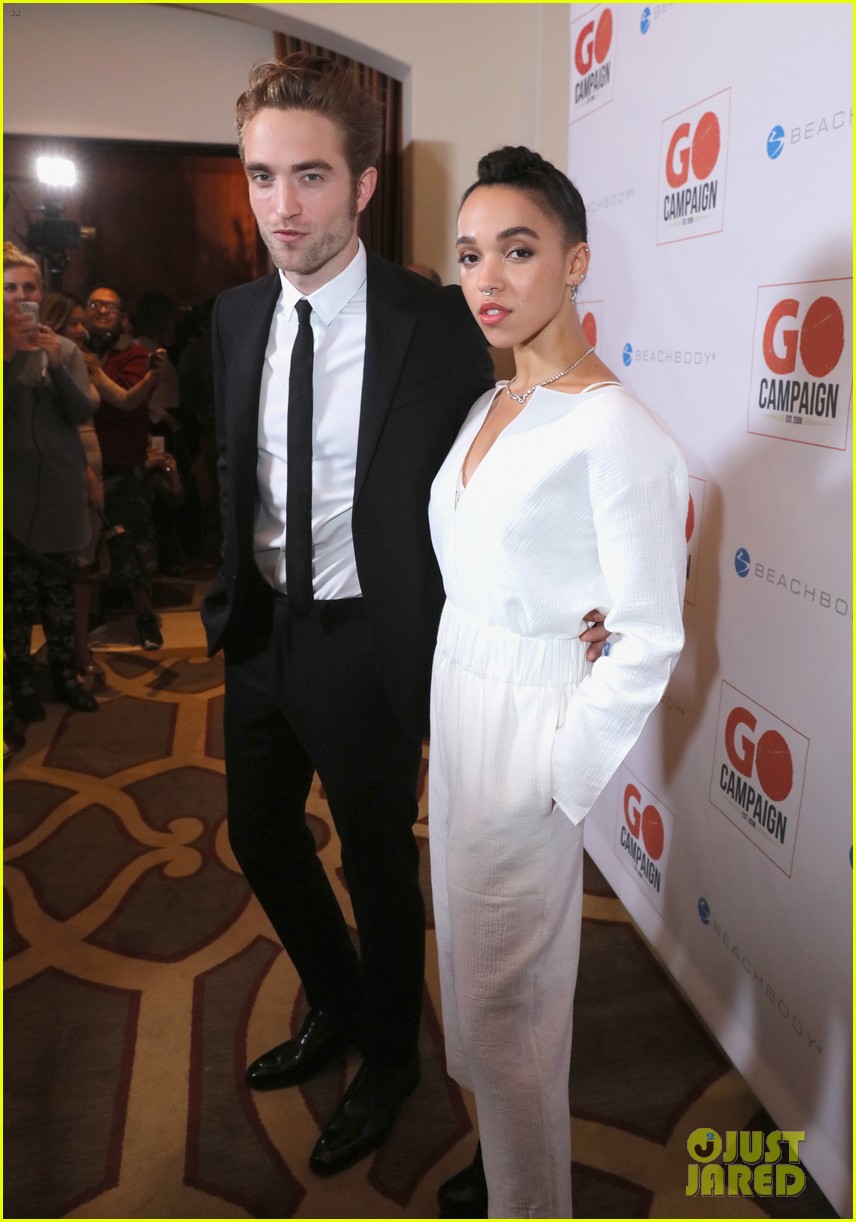 robert pattinson fka twigs have a date night with katy perry 12