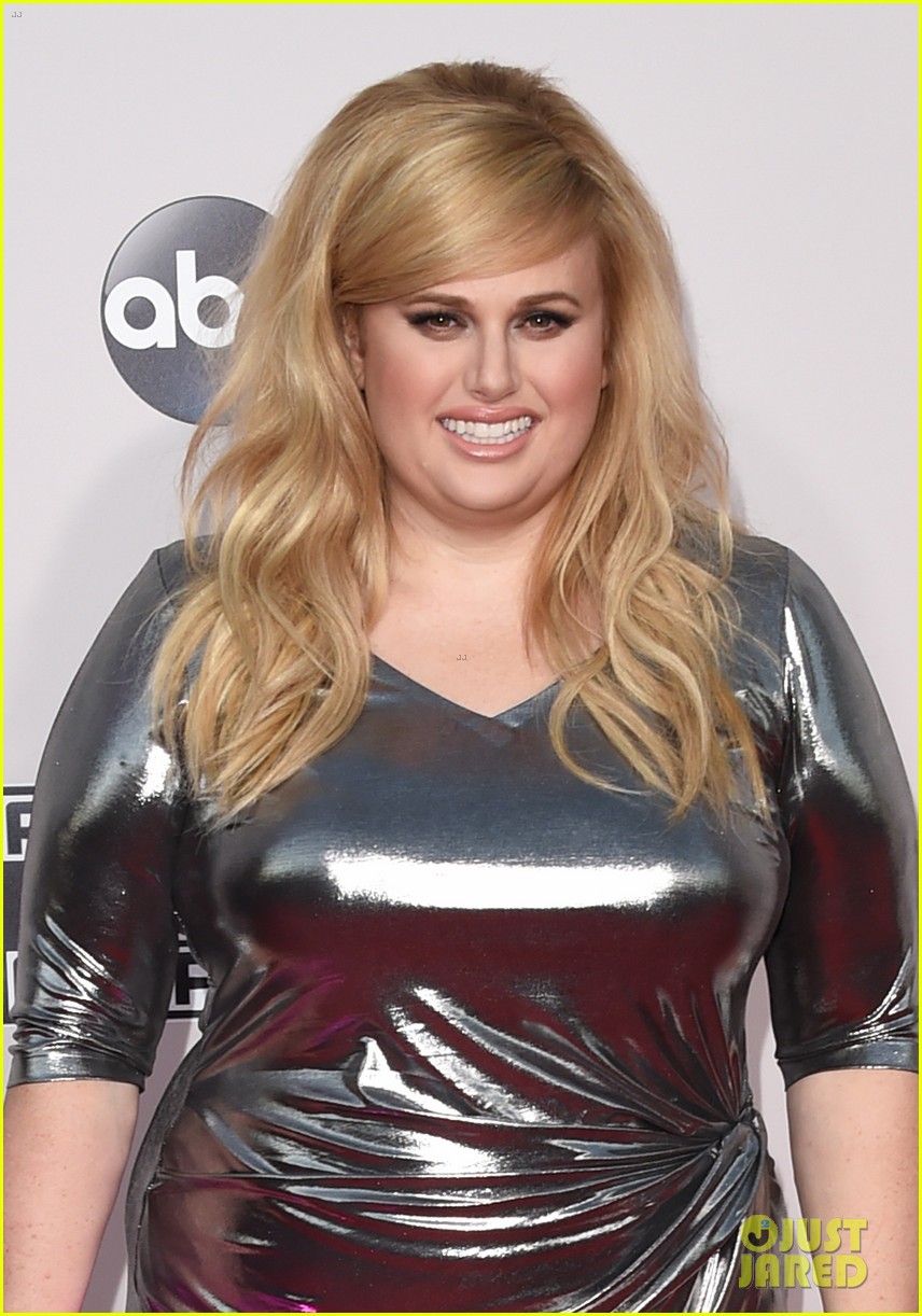 pitch perfect 2 cast reunites at american music awards 2015 16
