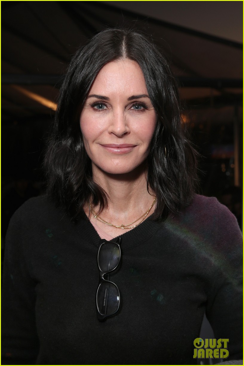 courteney cox aaron taylor johnson more watch ed sheeran perfrom at rock4eb party 06
