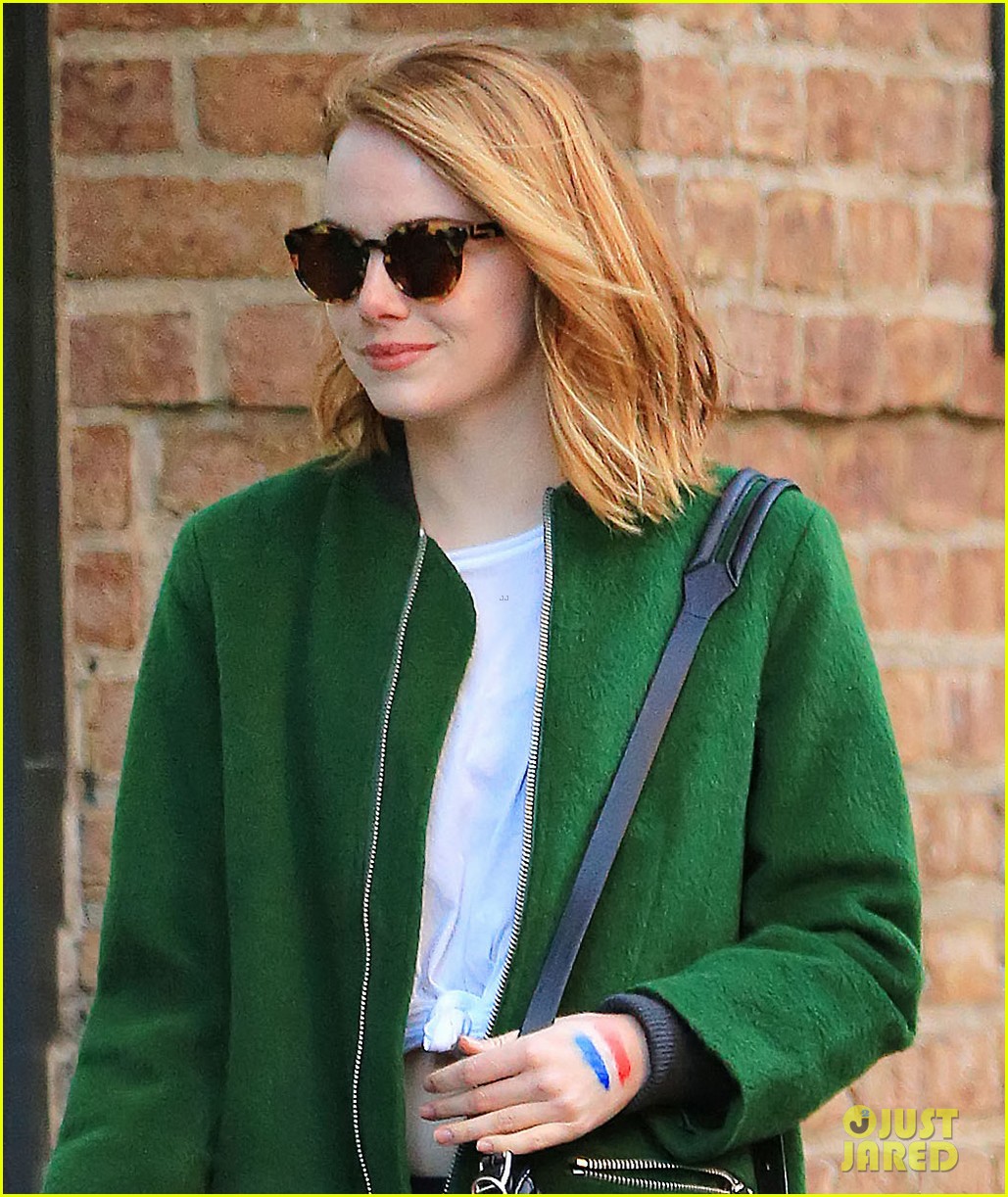 emma stone draws french flag on her hand to support paris 02