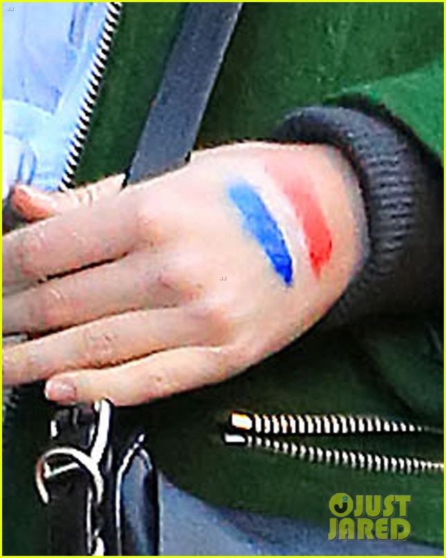 emma stone draws french flag on her hand to support paris 04