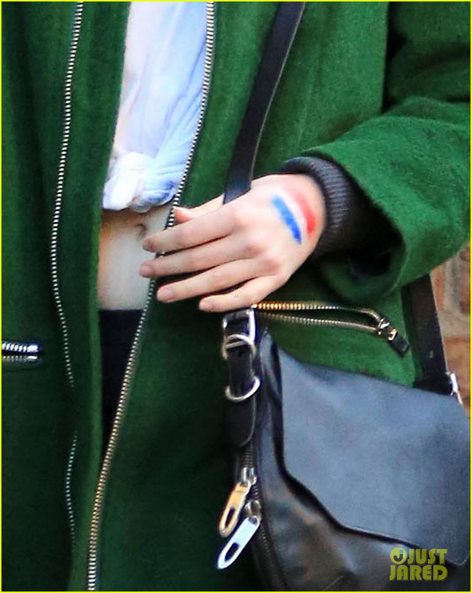 emma stone draws french flag on her hand to support paris 07