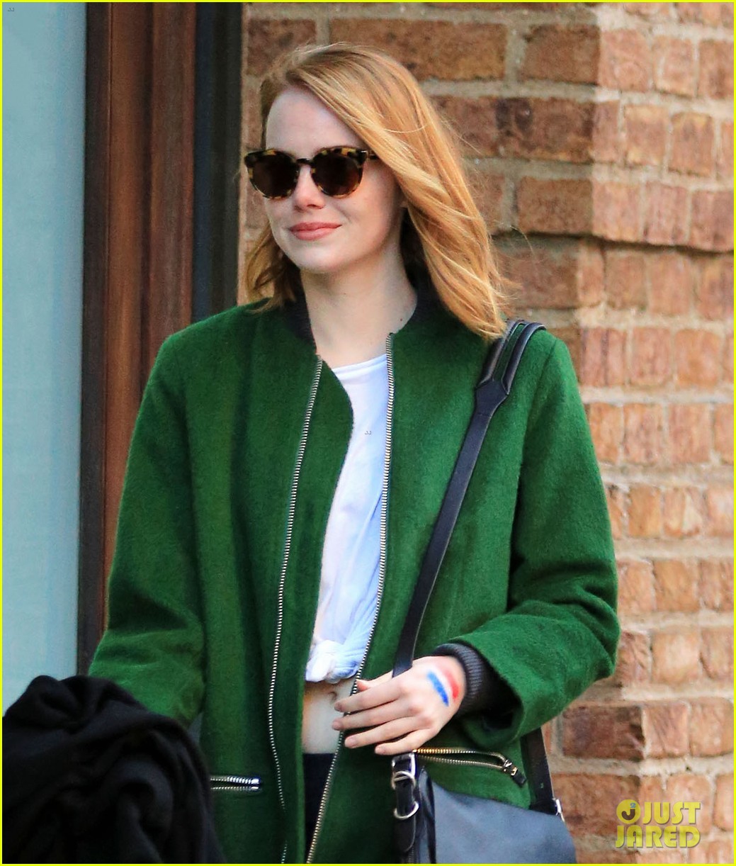 emma stone draws french flag on her hand to support paris 10