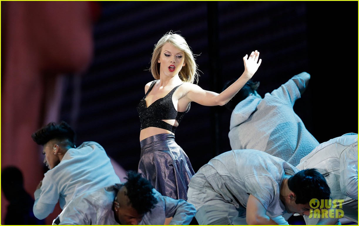 taylor swift performs in front of aussie fans 06