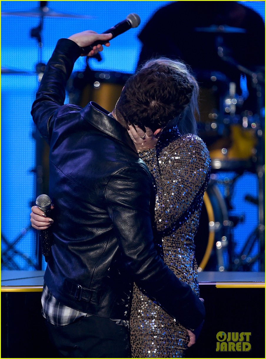 meghan trainor charlie puth make out american music awards 2015 25
