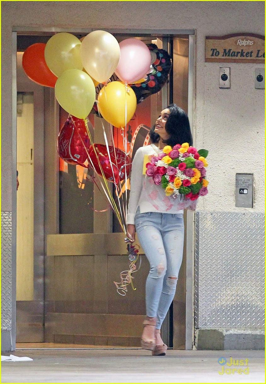 vanessa hudgens mom bday balloons flowers 01