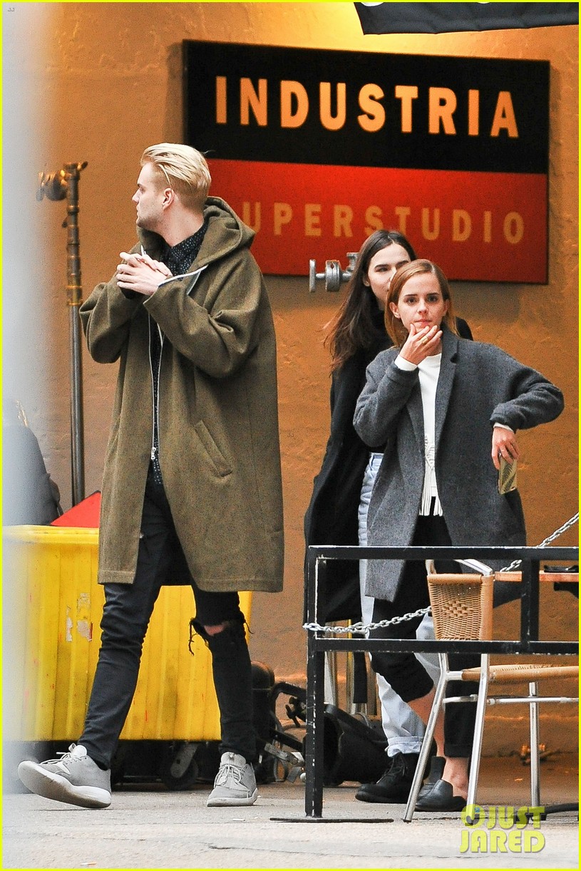 emma watson grabs a big apple lunch with two friends 03