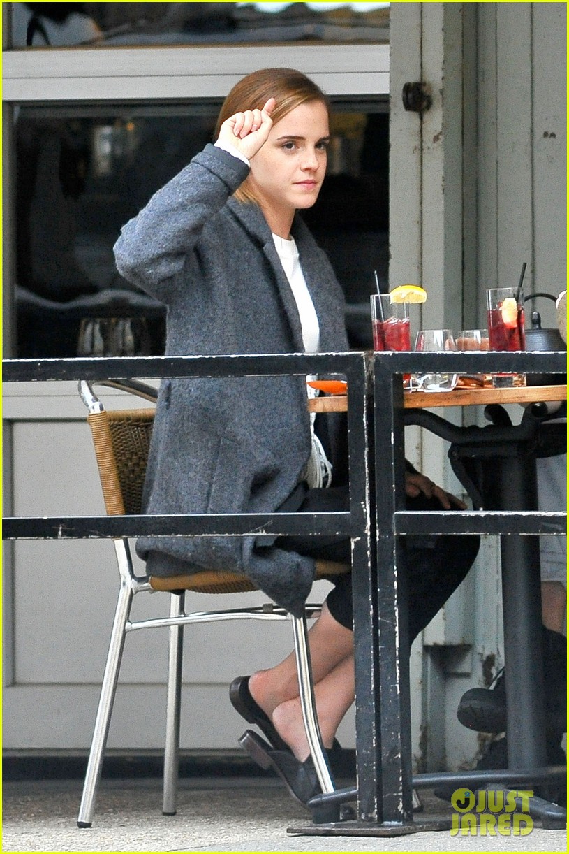 emma watson grabs a big apple lunch with two friends 14
