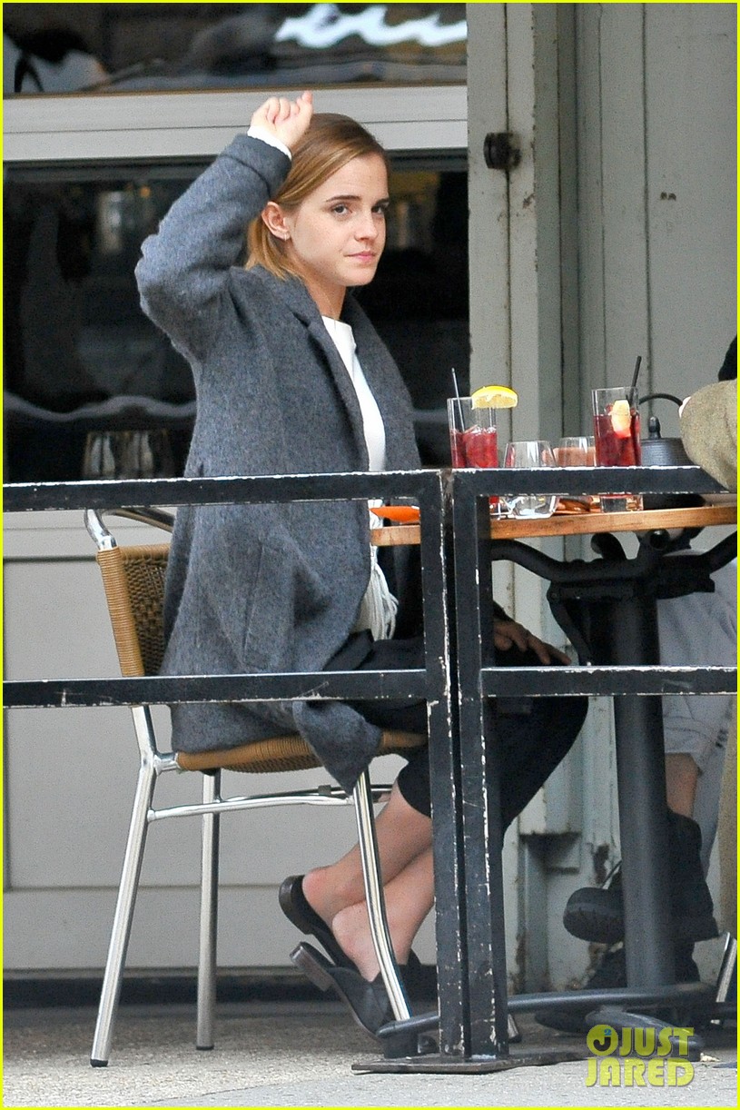 emma watson grabs a big apple lunch with two friends 15