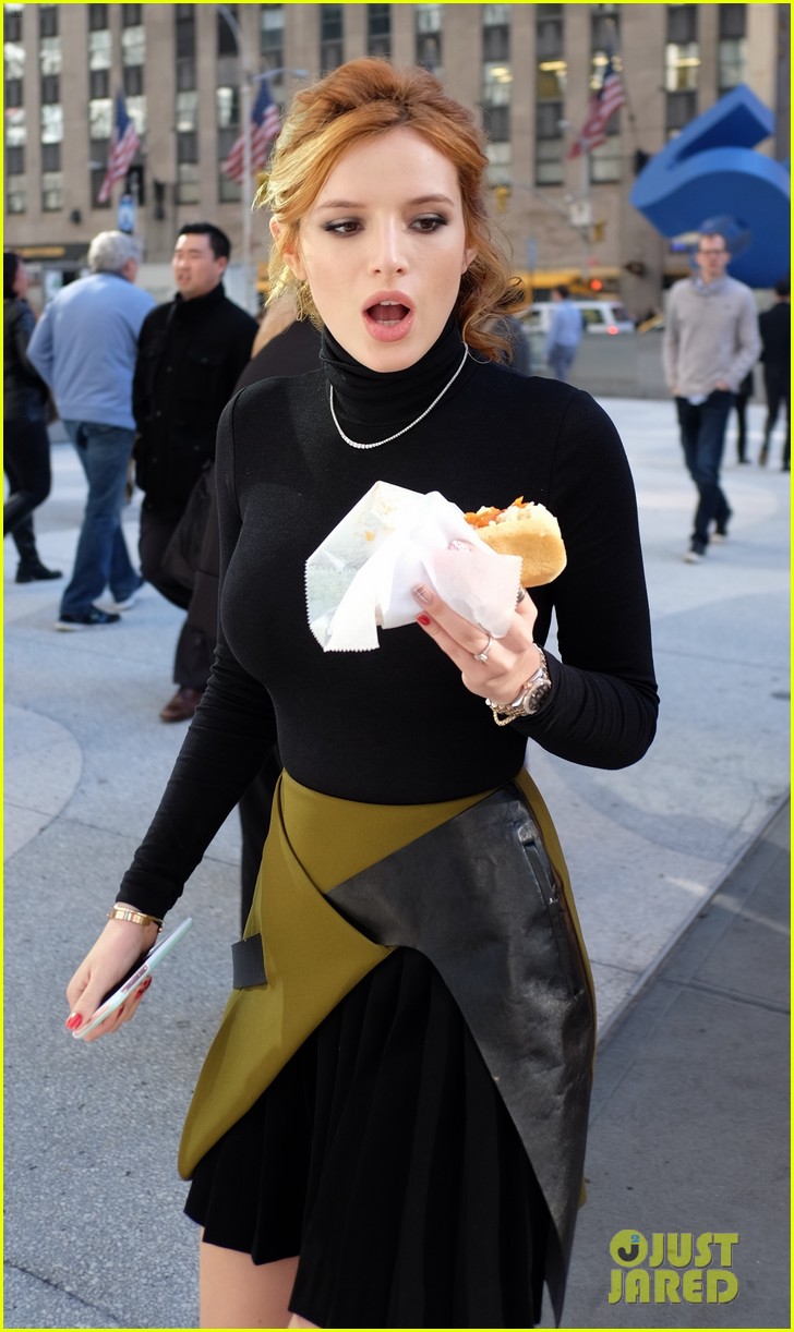 bella thorne eats hot dog nyc 04