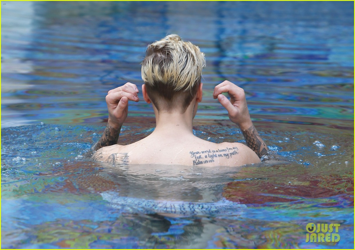 justin bieber goes shirtless for swim at versace mansion 06