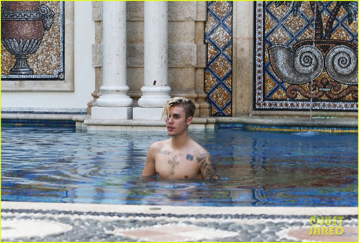 justin bieber goes shirtless for swim at versace mansion 11