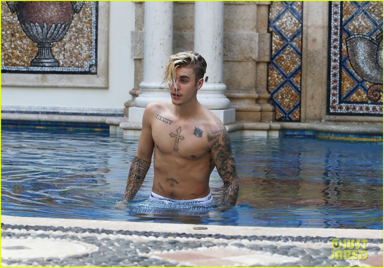 justin bieber goes shirtless for swim at versace mansion 12