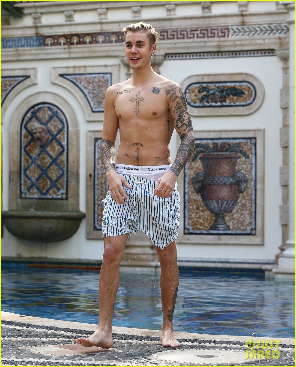 justin bieber goes shirtless for swim at versace mansion 23