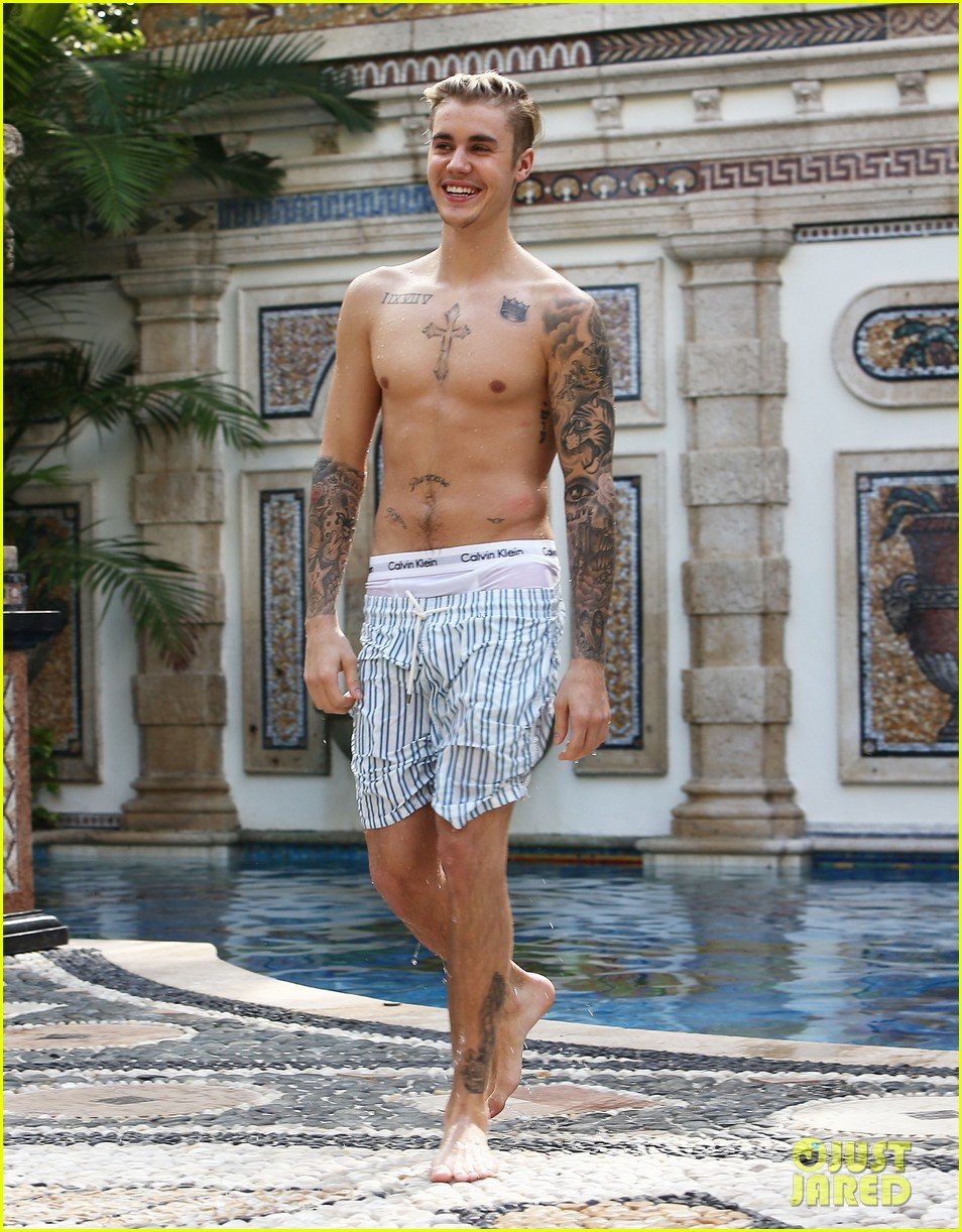 justin bieber goes shirtless for swim at versace mansion 25