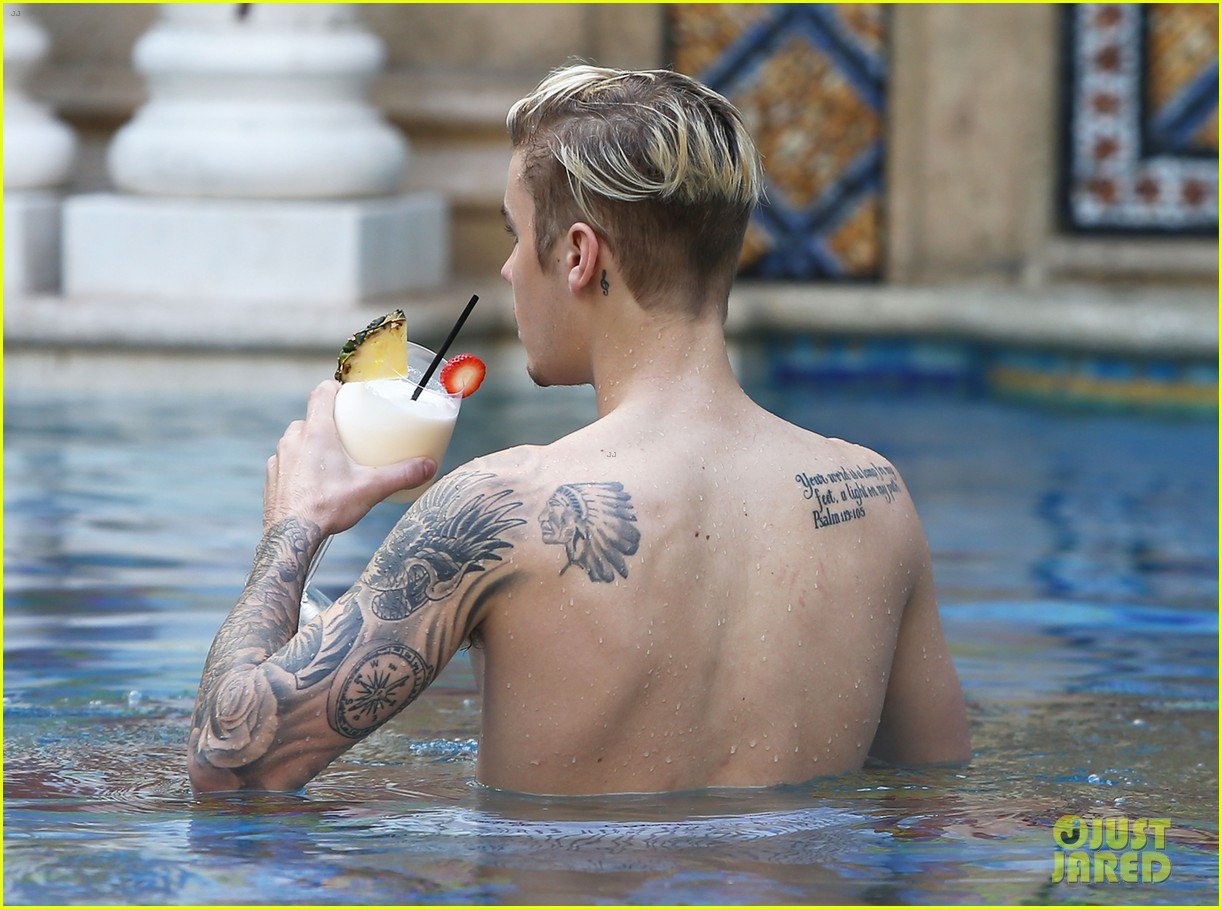 Justin Bieber Cools Off with a Shirtless Swim!: Photo 904762 | Justin Bieber,  Shirtless Pictures | Just Jared Jr.