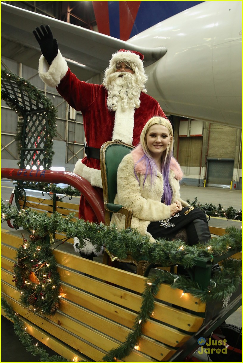 abigail breslin delta holiday in the hangar event nyc 01