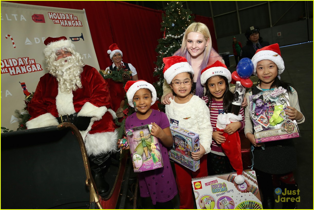 abigail breslin delta holiday in the hangar event nyc 03