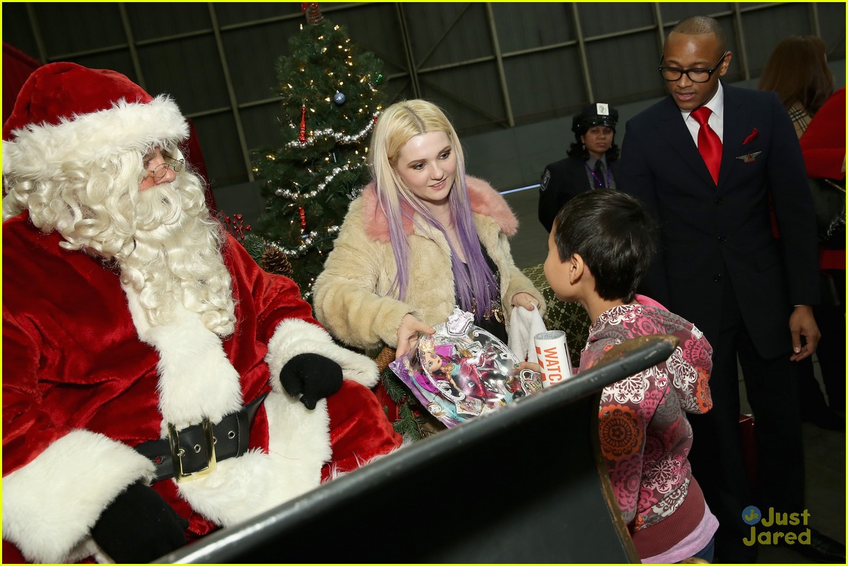 abigail breslin delta holiday in the hangar event nyc 05