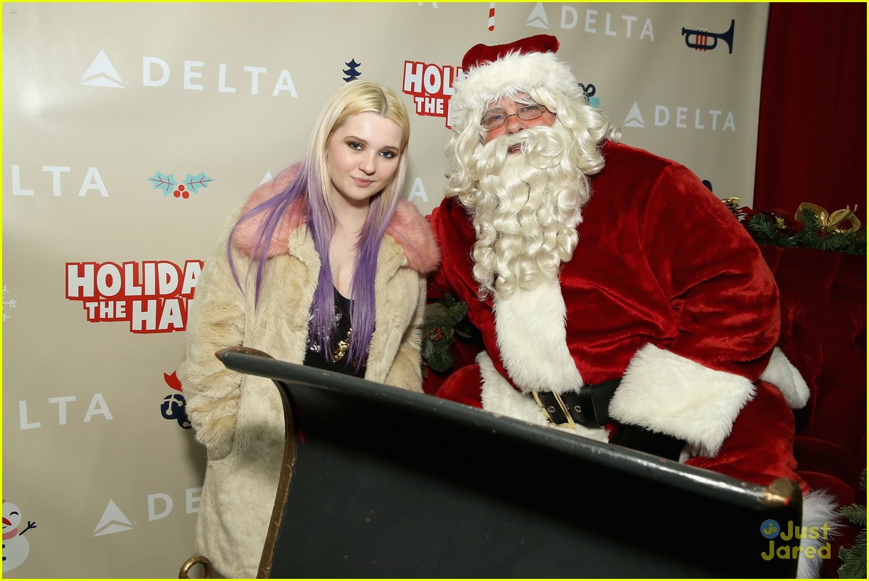 abigail breslin delta holiday in the hangar event nyc 06