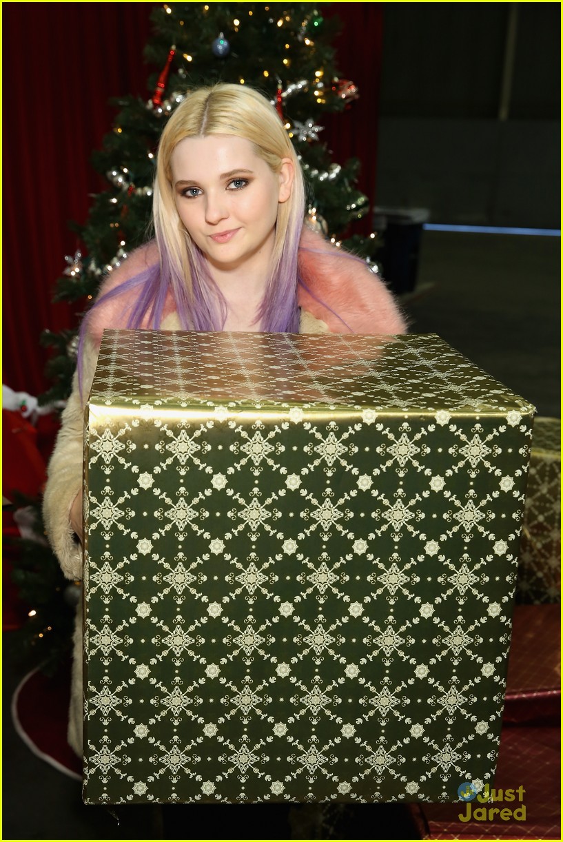 abigail breslin delta holiday in the hangar event nyc 08