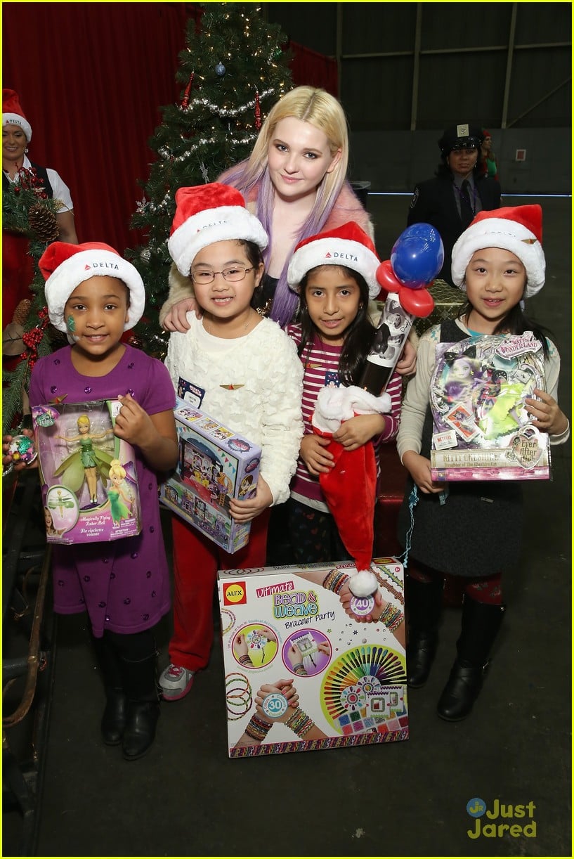 abigail breslin delta holiday in the hangar event nyc 11