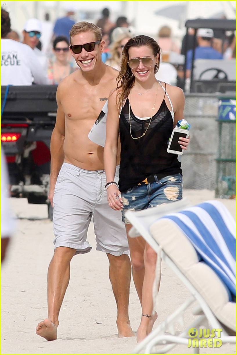 katie cassidy continues beach vacation 04