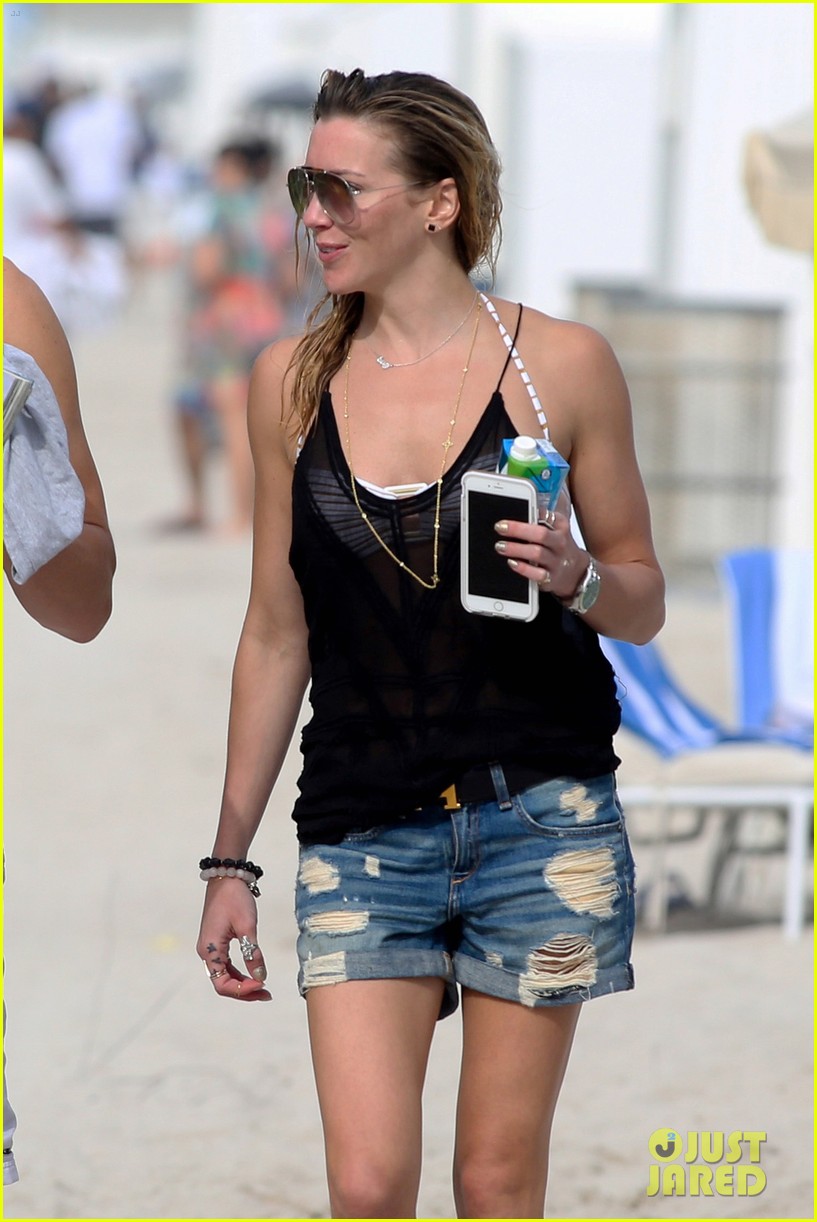 katie cassidy continues beach vacation 09