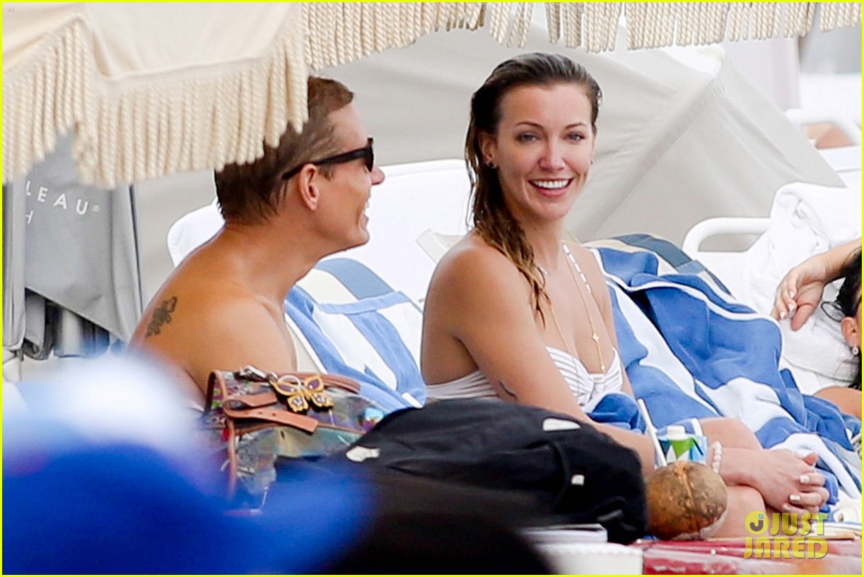 katie cassidy continues beach vacation 10