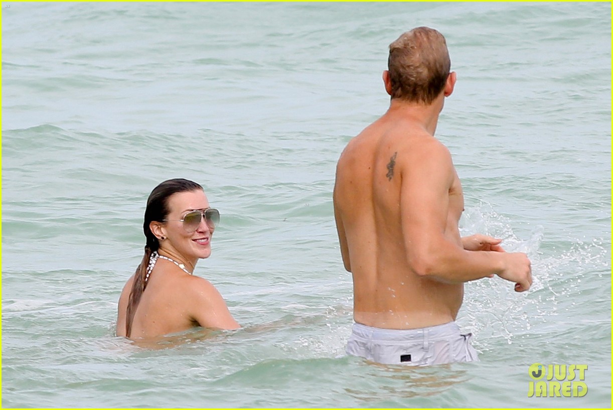katie cassidy continues beach vacation 12