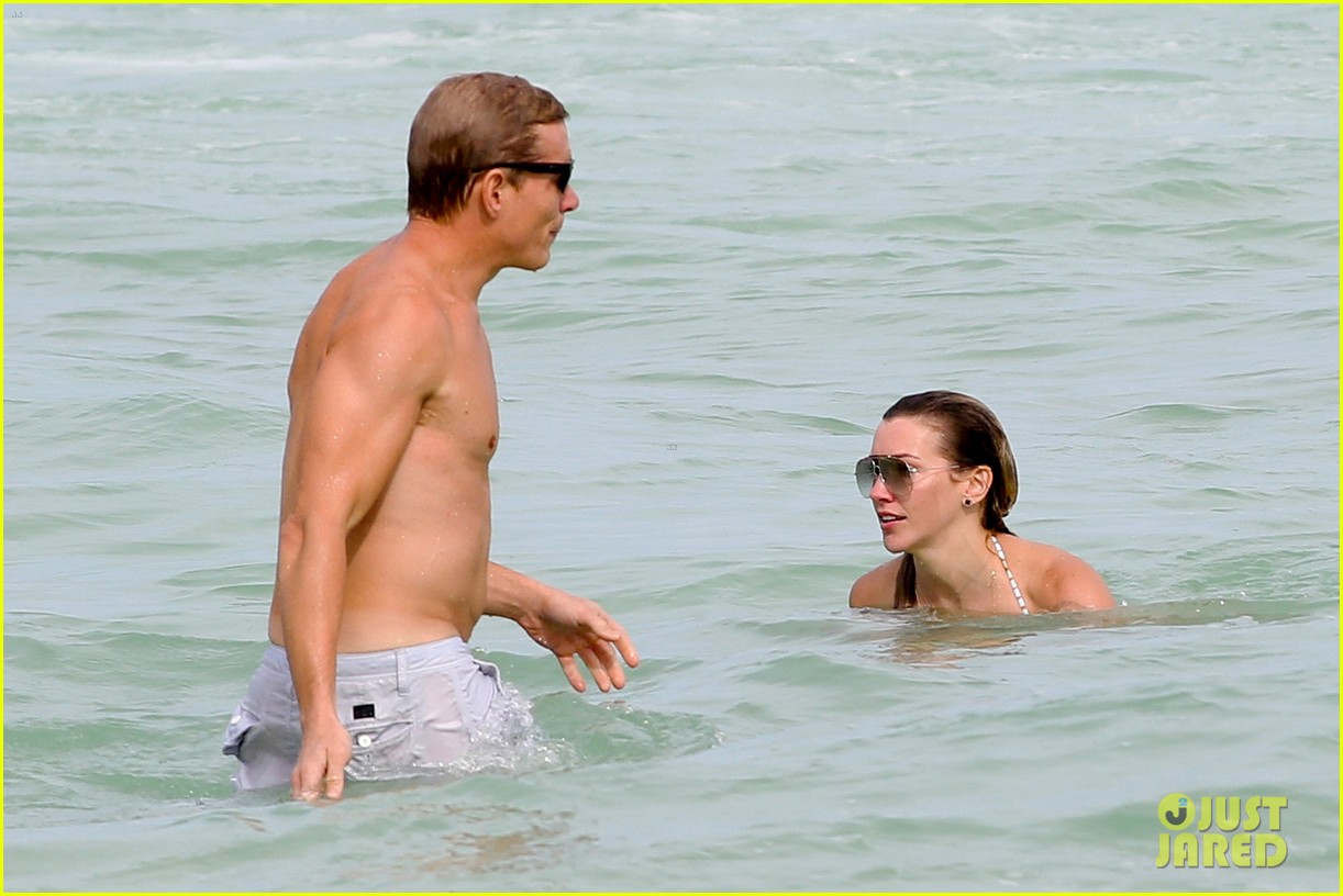 katie cassidy continues beach vacation 15