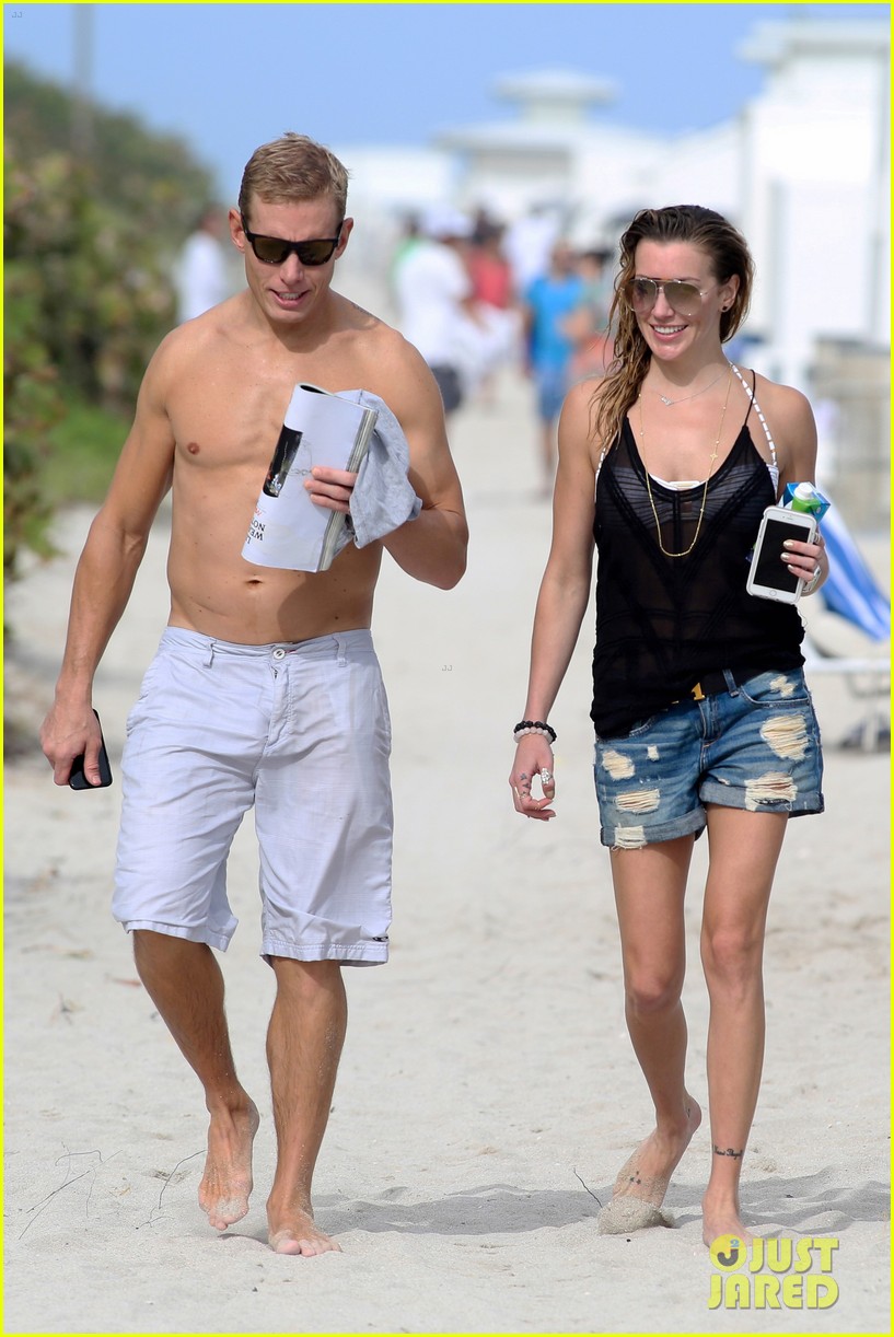 katie cassidy continues beach vacation 16