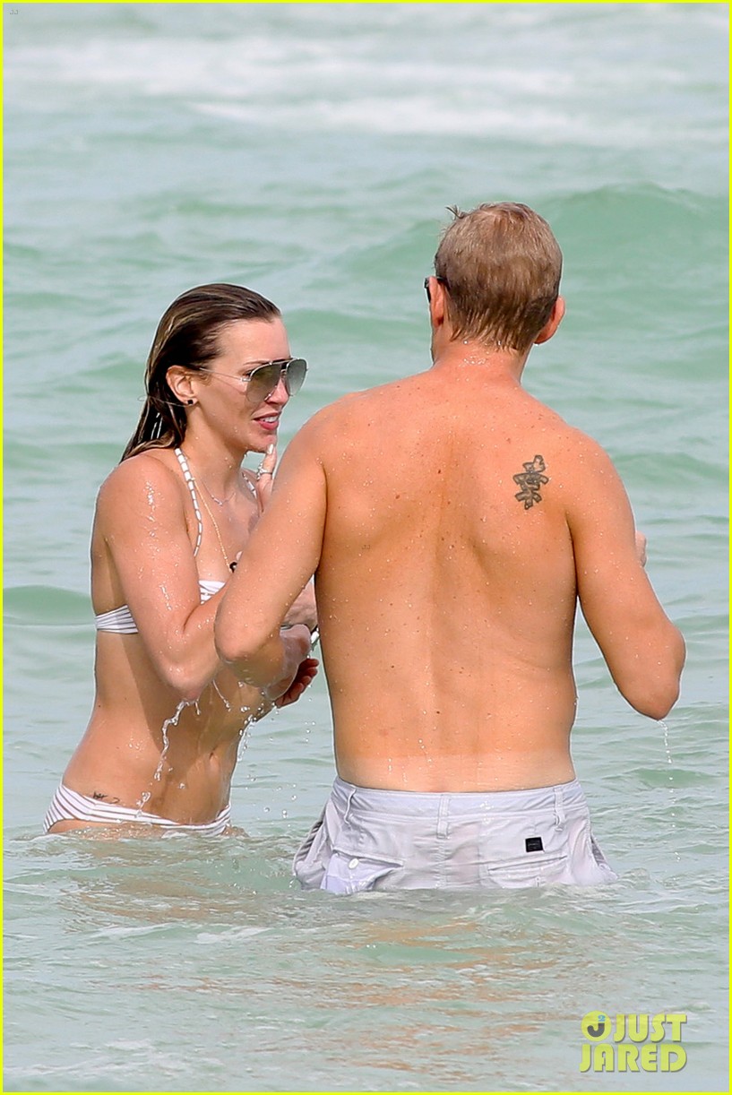 katie cassidy continues beach vacation 18