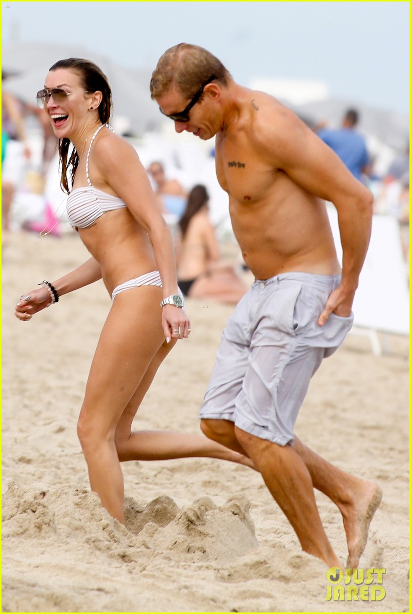 katie cassidy continues beach vacation 20